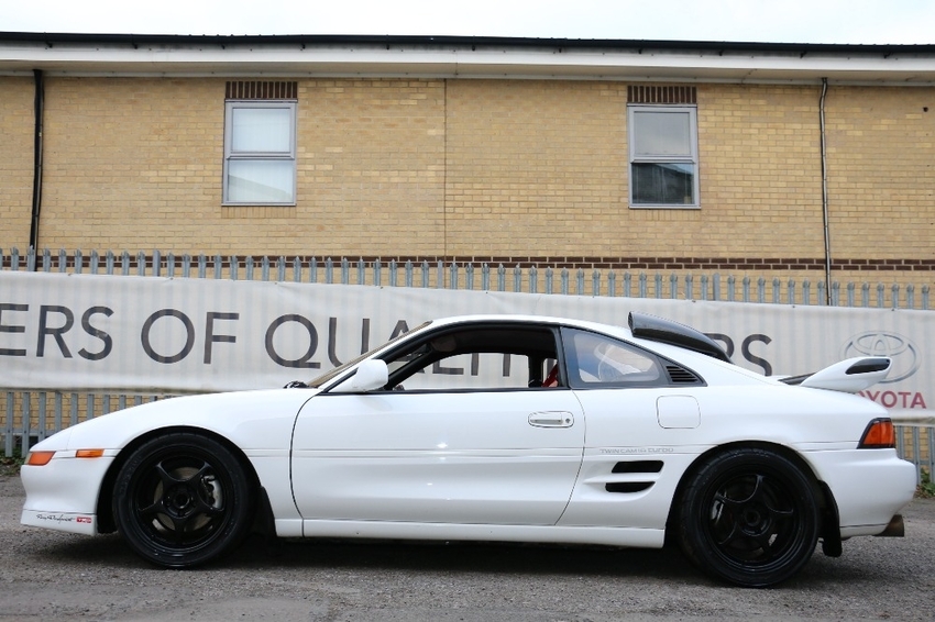 TOYOTA MR2